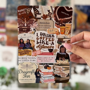 Può includere: Un foglio di adesivi rettangolare con un collage di illustrazioni e testi nei toni del marrone e del crema. Le grafiche includono libri, tazze di caffè, foglie autunnali e testi come I DRINK COFFEE LIKE A GILMORE, Biblichor, Dragonfly Inn e Gilmore girls.