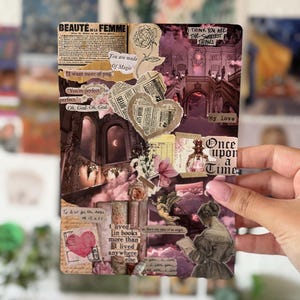 Könnte beinhalten: Ein rechteckiger Collage-Druck mit einer dunkelromantischen Ästhetik in Violett- und Sepiatönen. Er enthält alte Zeitungsausschnitte, eine Herzform, eine Blumenskizze, eine Illustration einer lesenden Person und den Text Once upon a time.