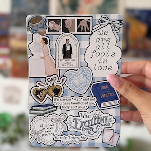 Könnte beinhalten: Ein rechteckiges Blatt mit hellblau-weißem Vichy-Muster, das mit verschiedenen Aufklebern im Stil von Pride and Prejudice versehen ist. Die Aufkleber enthalten Zitate wie "we are all fools in love", "what excellent boiled potatoes" und "you have bewitched me, body and soul" sowie Illustrationen von Büchern, einem Medaillon und Figuren.