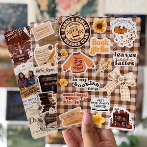 Peut inclure: Trois feuilles d'autocollants rectangulaires avec un motif vichy marron et blanc. Les feuilles sont recouvertes de diverses illustrations et textes sur le thème des livres, incluant des phrases comme Kindle Girlie et Book Girlie.