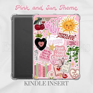 Peut inclure: Insert Kindle rose avec un collage d'autocollants. Les autocollants incluent un soleil, des cerises, un disque, des livres, des coeurs et le texte "Hopeless Romantic", "I'd rather be reading" et "Just one more chapter". Le texte "Pink and Sun Theme" est en haut.