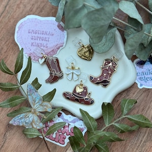 Cowboy Kindle Anhänger: Bücherwurm USB-C/Lightning Dust Plug