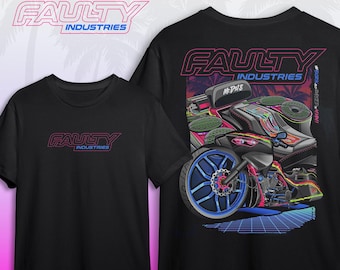 Könnte beinhalten: Schwarze T-Shirts mit dem Logo "Faulty Industries" und einer Grafik eines futuristischen Fahrzeugs. Das Fahrzeugdesign hat blaue, rosa und grüne Akzente. Das Logo ist im Neon-Stil mit rosa Umrandung und blauer Füllung.