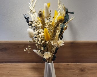 Pequeño ramo de flores secas y preservadas.