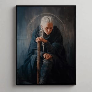 Puede incluir: Retrato enmarcado de una persona con largo cabello blanco trenzado, vestida con una capa azul oscuro y sosteniendo un bastón de madera. La obra tiene un tono sombrío, con luz suave y difusa y un efecto de halo detrás del sujeto.