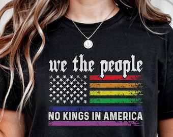 Projekt koszulki „My, Naród, nie ma królów w Ameryce” | Patriotyczna koszulka z grafiką w stylu vintage z flagą USA | Cytat o wolności do pobrania w formacie JPG 300 DPI
