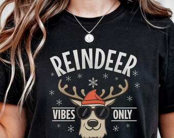Projekt koszulki świątecznej „Reindeer Vibes Only” | Fajna czapka Mikołaja z reniferem w formacie PNG | Zabawne świąteczne pobieranie cyfrowe | Hipsterska grafika na koszulce świątecznej