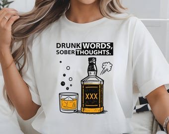Diseño de camiseta con palabras de borracho y pensamientos sobrios / Arte digital de botella de whisky / Gráfico con cita divertida sobre alcohol para camisetas de fiesta
