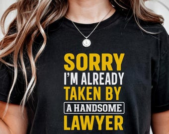 Diseño de camiseta "Lo siento, ya estoy comprometido con un abogado guapo" / Descarga digital / Regalo divertido de Navidad para una pareja de abogados