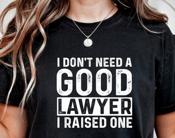 Diseño de camiseta «No necesito un buen abogado, yo crié uno» / Descarga digital / Regalo para la orgullosa madre de un abogado / Gráfico divertido para la graduación de la facultad de derecho