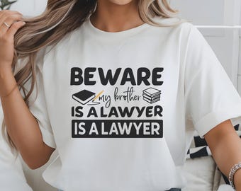 Diseño de camiseta «¡Cuidado, mi hermano es abogado!» / Descarga digital / Regalo navideño divertido para familias de abogados / Impresión de humor legal en JPG a 300 ppp