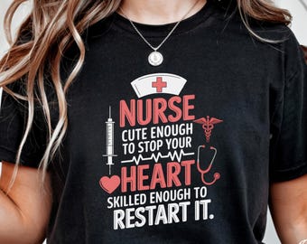 Camiseta con frase divertida de enfermera - Diseño digital para enfermeras - Camiseta de enfermera con latidos PNG - Diseño de sublimación SVG de enfermera adorable