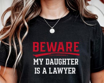 Diseño de camiseta «¡Cuidado, mi hija es abogada!» / Regalo navideño divertido para padres de abogados / Humor legal / Descarga digital JPG 300 DPI
