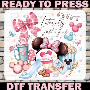 Puede incluir: Un dise&ntilde;o de transferencia DTF con un lazo rosa, orejas de Minnie Mouse e ilustraciones tem&aacute;ticas de Disney. El dise&ntilde;o incluye el texto "Literally just a girl" y otros elementos como un zapato de cristal, galletas y un boleto "Let the Magic Begin!"