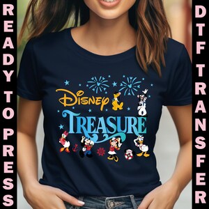 K&ouml;nnte beinhalten: Marineblaues T-Shirt mit dem Disney-Logo und dem Wort "TREASURE" in Blau. Das Design zeigt Zeichentrickfiguren wie Mickey Mouse, Minnie Mouse, Donald Duck und Goofy. Die W&ouml;rter "READY TO PRESS" und "DTF TRANSFER" sind seitlich aufgedruckt.