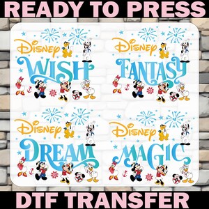 K&ouml;nnte beinhalten: Ein wei&szlig;es DTF-Transferblatt mit vier Disney-Designs. Jedes Design enth&auml;lt das Wort "Disney" in Gold, gefolgt von "Wish", "Fantasy", "Dream" und "Magic" in Blau. Disney-Figuren wie Mickey, Minnie, Donald und Pluto sind ebenfalls abgebildet.