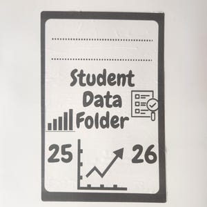 Op de afbeelding: Een witte studentendatama map met zwarte tekst en afbeeldingen. De tekst luidt "Student Data Folder" met een staafdiagram, een vinkje-pictogram en de nummers 25 en 26. De map heeft een zwarte rand.