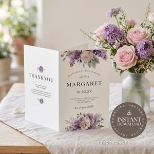 Könnte beinhalten: Eine gefaltete weiße Karte mit floralen Designs und den Wörtern "THANKYOU" und "MARGARET". Die Karte zeigt lila und rosa Blumen und die Worte "AN ELEGANT EVENING IN BLOOM". Ein Strauß aus rosa Rosen und lila Blumen ist zu sehen.