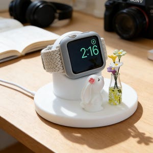 White Bunny Rabbit Apple Watch Dock für Series 11 Ultra 3 SE, Kawaii Blumenvase Ladestation, Cottagecore Frühling Schreibtisch Dekor Tech Geschenk Her