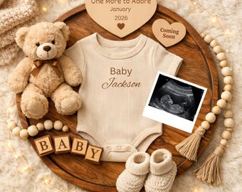 Modello per annuncio di gravidanza "One More to Adore", modello Canva per rivelare la nascita del bambino, post modificabile per i social media.