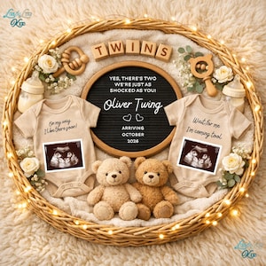 Könnte beinhalten: Babyankündigung mit einem geflochtenen Korb, einem schwarzen kreisförmigen Schild mit der Aufschrift "Oliver Twing, Ankunft Oktober 2026." Zwei beige Strampler mit Ultraschallbildern und Teddybären sind enthalten. Das Wort "TWINS" ist geschrieben.
