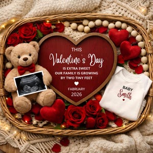 Könnte beinhalten: Eine Valentinstagsankündigung in einem geflochtenen Korb. Es zeigt einen Teddybären mit Ultraschallbild, rote Rosen und einen Strampler mit der Aufschrift "Baby Smith". Das herzförmige Schild lautet "This Valentine's Day is extra sweet."