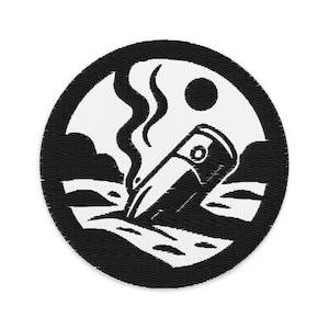 Op de afbeelding: Ronde, zwart-witte geborduurde patch met een ontwerp van een zinkend schip. Het schip wordt afgebeeld met rook die opstijgt, tegen een achtergrond van een zon en wolken. De patch heeft een zwarte rand.