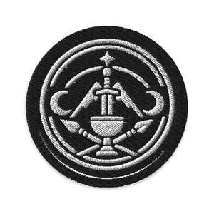 Könnte beinhalten: Runder, gestickter Aufnäher mit einem weißen Emblem auf schwarzem Hintergrund. Das Emblem zeigt ein Schwert, Halbmonde und andere stilisierte Elemente. Der Aufnäher ist für Kleidung oder Accessoires bestimmt.