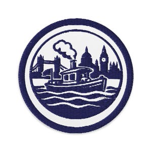 Peut inclure: Écusson brodé circulaire avec un motif bleu marine et blanc. Le patch représente un bateau sur des lignes ondulées, avec la skyline de Londres en arrière-plan, dont le Tower Bridge et Big Ben. Le patch a une bordure bleu marine.