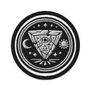 Può includere: Toppa ricamata con sfondo nero e design bianco. Il design presenta un triangolo con un occhio, circondato da un cerchio con stelle, una luna crescente e un sole. La toppa ha un bordo nero.
