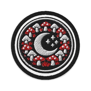 Könnte beinhalten: Gestickter Aufnäher mit einem Halbmond, Sternen und rot gekappten Pilzen in einem kreisförmigen Muster. Das Design hat einen schwarzen Hintergrund mit weißen und schwarzen Rändern. Der Aufnäher ist rund.