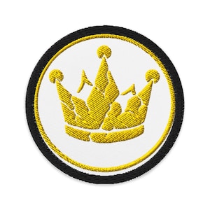 Könnte beinhalten: Gestickter Aufnäher mit einem goldenen Kronen-Design. Die Krone befindet sich auf einem weißen Kreis, der von einem goldenen Rand und einem schwarzen Außenrand umgeben ist. Der Aufnäher ist für Kleidung oder Accessoires geeignet.