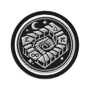 Pode incluir: Patch bordado com borda preta e design branco e preto. O design apresenta formas geométricas, letras gregas, uma lua crescente, uma estrela e um símbolo de infinito. Circular.
