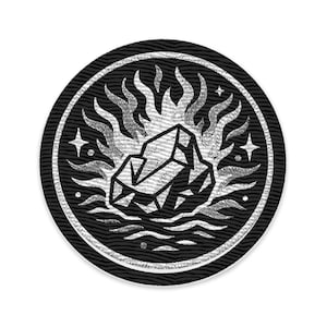 Könnte beinhalten: Runder, schwarz-weißer, gestickter Aufnäher mit einem geometrischen Eisberg-Design, Flammen und Wasser. Der Aufnäher hat einen weißen Rand mit einem strukturierten, wellenförmigen Muster. Vier Sterne sind um das zentrale Design platziert.