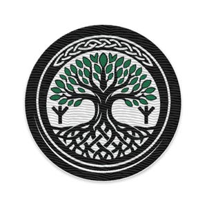 Könnte beinhalten: Rundes Design in Schwarz und Weiß mit einem stilisierten Baum mit grünen Blättern, verschlungenen Wurzeln und einem keltischen Knoten-Rand. Das Design ist auf einem weißen Hintergrund zentriert, mit einem strukturierten schwarzen Außenring.