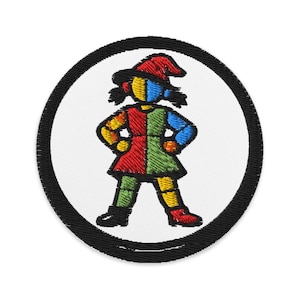 Może przedstawiać: Okrągła, haftowana naszywka z czarną obwódką, przedstawiająca kolorową postać w kapeluszu i sukience. Postać podzielona jest na sekcje w kolorach czerwonym, żółtym, zielonym i niebieskim. Naszywka ma białe tło.