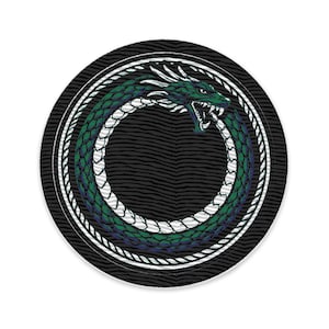 Puede incluir: Diseño circular negro con un dragón verde y azul mordiendo su cola, formando un círculo. El dragón está delineado en blanco, con un borde blanco en forma de cuerda. El fondo tiene un patrón similar al de una cebra.