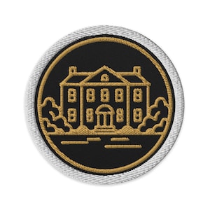 Peut inclure: Écusson brodé circulaire avec une illustration dorée d'une grande maison sur fond noir. La maison a plusieurs fenêtres et une porte centrale. L'écusson a une bordure blanche et un contour doré.