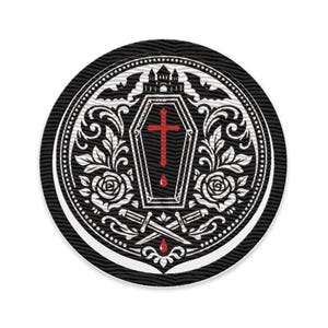 Könnte beinhalten: Ein runder, schwarz-weißer Gothic-Patch mit einem Sarg mit rotem Kreuz, Rosen und gekreuzten Dolchen. Das Design umfasst eine Burg, Fledermäuse und kunstvolle Schnörkel, die eine dunkle, Vintage-Ästhetik erzeugen.
