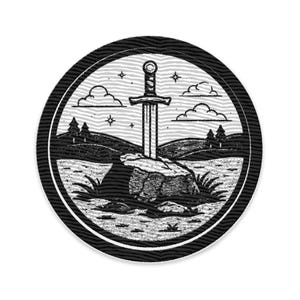 Könnte beinhalten: Schwarz-weiße, kreisförmige Grafik mit einem Schwert in einem Stein. Das Design umfasst eine Landschaft mit Wolken, Sternen und Bäumen. Das Schwert ist zentral, mit detailliertem Knauf und Klinge, vor einem strukturierten Hintergrund.
