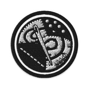 Może przedstawiać: Haftowana czarno-biała naszywka z okrągłym wzorem. Wzór przedstawia igłę, nić i inne elementy związane z szyciem. Naszywka ma białą obwódkę i nadaje się do projektów krawieckich.