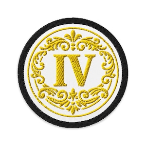 Könnte beinhalten: Runder, gestickter Aufnäher mit weißem Zentrum. Er zeigt die römische Zahl IV in Gold, umgeben von goldenem Filigran. Der Aufnäher hat einen schwarzen Rand. Das Design ist kreisförmig.