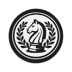 Op de afbeelding: Een cirkelvormige patch met een zwart-wit ontwerp. De centrale afbeelding is een schaakridder, omringd door een laurierkrans. De patch heeft een zwarte rand en een witte achtergrond.