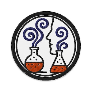 Puede incluir: Parche bordado con un diseño de temática científica. Muestra dos vasos de precipitados naranjas con humo azul que asciende hacia un perfil de rostro. El diseño está sobre un fondo blanco con borde negro.