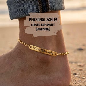 Könnte beinhalten: Ein goldfarbenes, gebogenes Fußkettchen mit der eingravierten Aufschrift "I Love You Andy". Das Fußkettchen ist an einer Kette befestigt. Das Bild enthält auch den Text "PERSONALIZABLE! CURVED BAR ANKLET (ENGRAVING)".