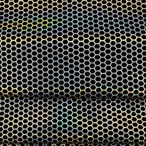 Könnte beinhalten: Nahaufnahme eines Metallgewebes mit Wabenmuster. Das Gewebe hat einen silber-goldenen, irisierenden Schimmer mit Andeutungen von Grün und Blau. Der Hintergrund ist schwarz und bildet einen Kontrast zur reflektierenden Oberfläche.