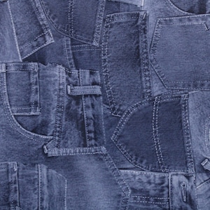 Puede incluir: Primer plano de una tela vaquera azul con múltiples bolsillos y costuras. La tela es texturizada y tiene un aspecto desgastado.