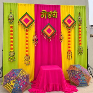 Zestaw dekoracyjny Mehndi (wielokolorowe zasłony + wiszące rekwizyty) | Dekoracja sceny indyjskiego wesela