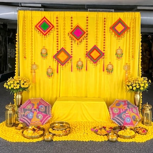 Haldi bakgrundsdekoration: Gula gardiner, drake och pompombonader
