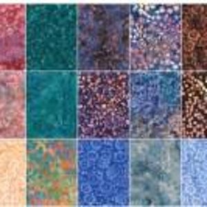 Könnte beinhalten: Eine Sammlung von Stoffmustern in verschiedenen Farben und Mustern. Die Muster umfassen Farbtöne von Rot, Rosa, Türkis, Blau, Braun und Weiß. Die Muster variieren von marmorierten Texturen bis hin zu kleinen, sich wiederholenden Designs, geeignet für Quilt- oder Bastelprojekte.